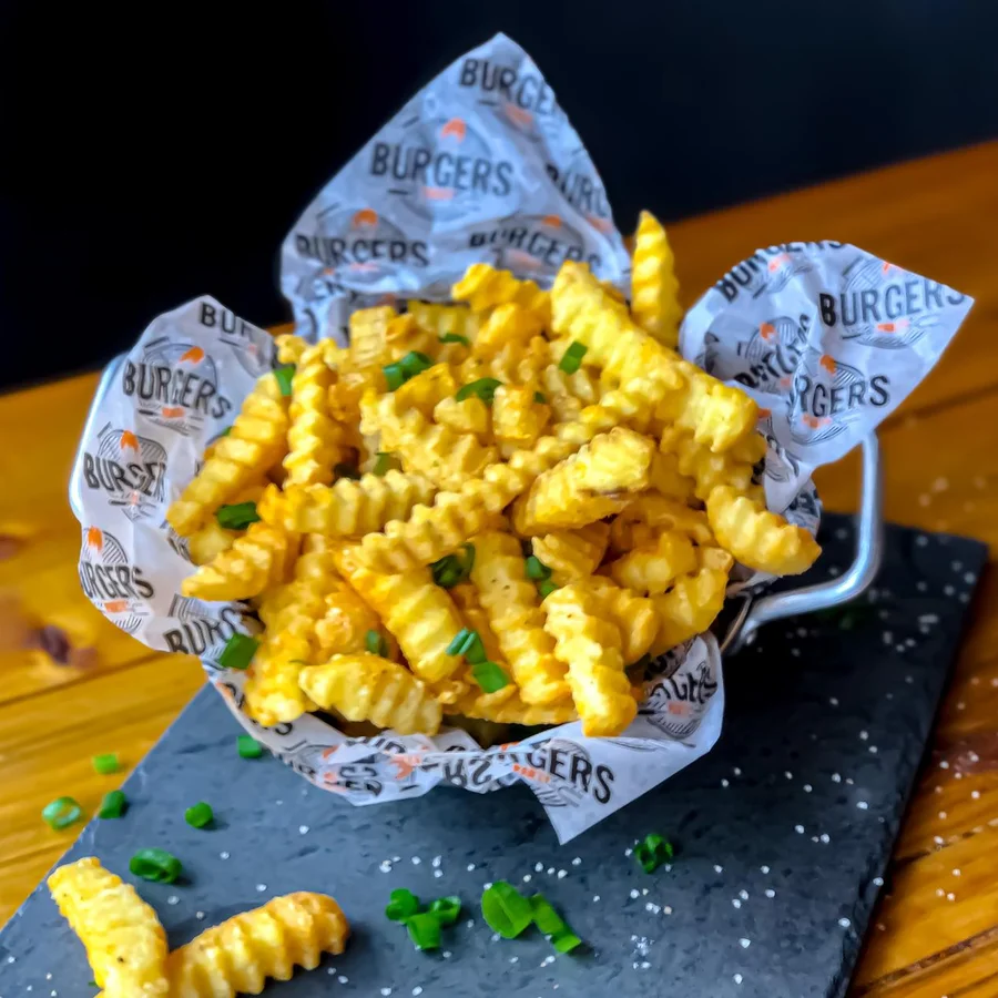 Porção grande de batata frita ondulada